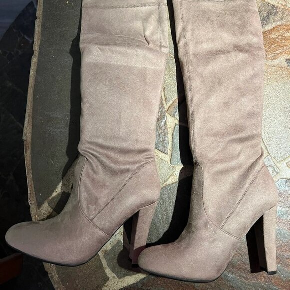 Steve Madden Suede Taupe Gorgeous Boots (Women’s 8.5)(BNIB) - Picture 1 of 4